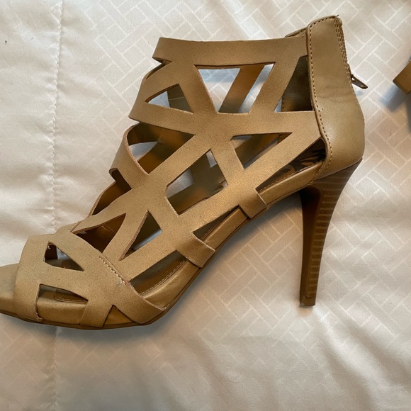 Cute heels with cut out pattern style!! - Picture 2 of 7